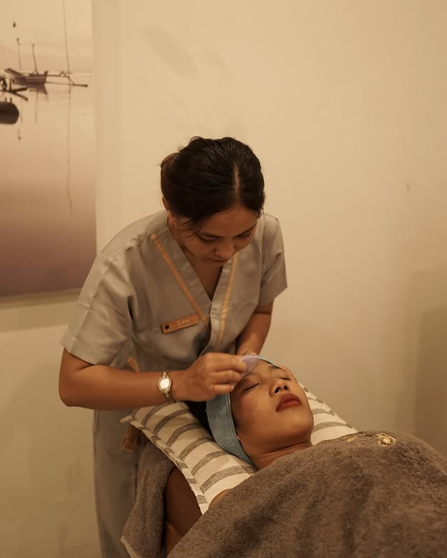 Licensed therapist performing facial treatment at MY SPA LOMBOK day spa in Kuta Mandalika